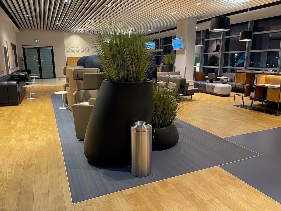 Lufthansa Bistro Lounge C14 – Frankfurt Airport (FRA), Terminal 1, Concourse C - Non Schengen – lounge interior