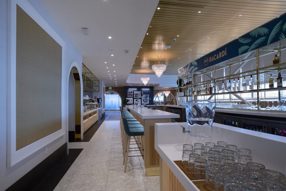 Primeclass Lounge – Bermuda Airport (BDA), International Terminal – bar