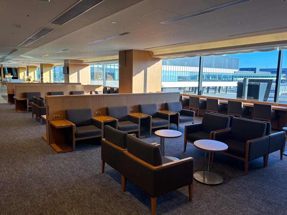 Japan Airlines Sakura Lounge (International) – Tokyo Narita Airport (NRT), Terminal 2 – seating area