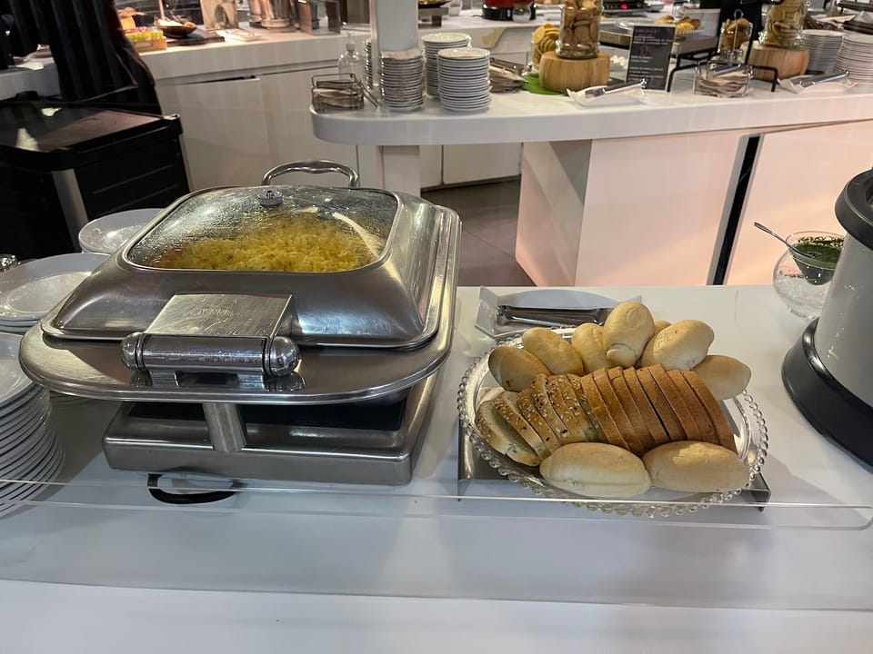 Avianca Sala VIP (International) – Bogota El Dorado Airport (BOG), Terminal 1 – International Pier A – dining area
