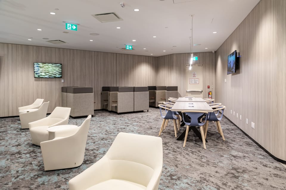 Plaza Premium Lounge (Domestic, Terminal 1) – Toronto Pearson Airport (YYZ), Terminal 1 – seating area