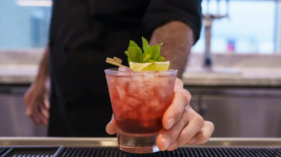 The Club – Cleveland Airport (CLE), Concourse B – bar